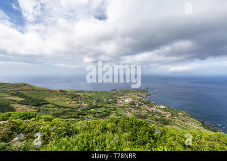 Ponta Delgada, un villaggio sull'isola di Flores con l'isola di Corvo in distanza. Foto Stock