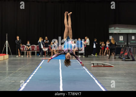 Telford, Inghilterra, Regno Unito. 27 Aprile, 2018. Un ginnasta femmina dalla rivoluzione club di ginnastica in azione durante la primavera la Serie 1 a Telford International Centre, Telford, Regno Unito. Foto Stock