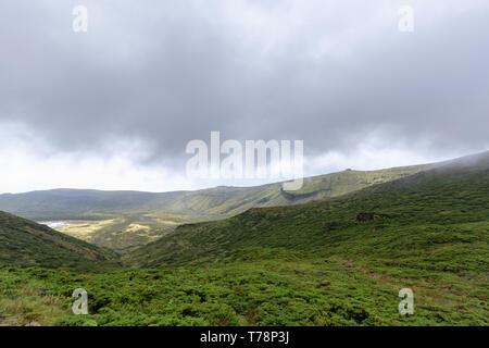 Nuvole di Caldeira branca in un parco nazionale sull isola di Flores nelle Azzorre. Foto Stock