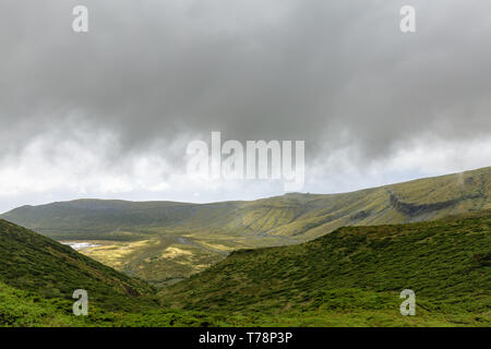 Vista di caldeira Branca nel mezzo di sull isola di Flores nelle Azzorre. Foto Stock