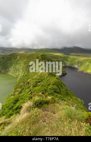 Visualizzazione verticale di twin laghi cratere sull isola di Flores nelle Azzorre. Foto Stock