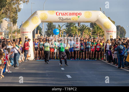 Huelva, Spagna - 5 Maggio 2019: Guide all'inizio dell'Huelva solidali 10K eseguire nel maggio 2019. Il primo 10K gara tenutasi in Huelva Foto Stock