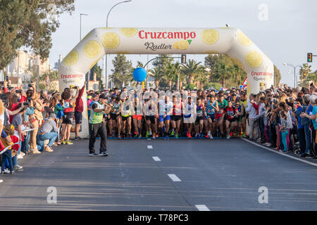 Huelva, Spagna - 5 Maggio 2019: Guide all'inizio dell'Huelva solidali 10K eseguire nel maggio 2019. Il primo 10K gara tenutasi in Huelva Foto Stock