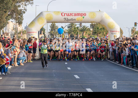 Huelva, Spagna - 5 Maggio 2019: Guide all'inizio dell'Huelva solidali 10K eseguire nel maggio 2019. Il primo 10K gara tenutasi in Huelva Foto Stock