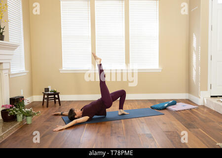 Yoga Uno-gamba pongono a ponte Foto Stock