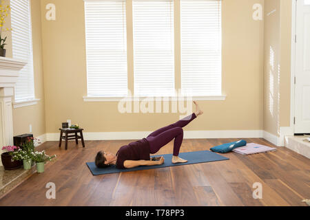 Lo Yoga una gamba pongono a ponte Foto Stock