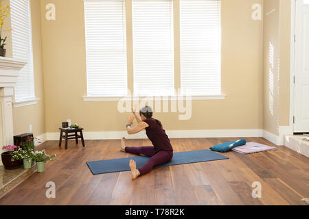 Lo Yoga pone la transizione verso Upavista Konasana Foto Stock