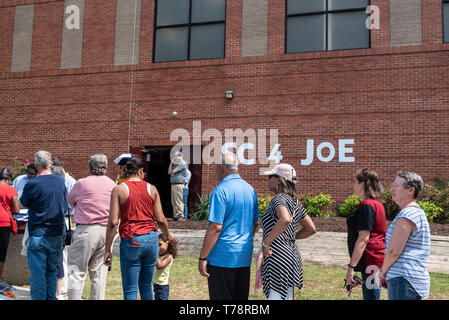 Columbia nella Carolina del Sud STATI UNITI D'America - 4 Maggio 2019: una linea di gente in attesa di entrare il Park Hyatt centro comunitario prima di un Joe Biden (D) campaign rally. Foto Stock