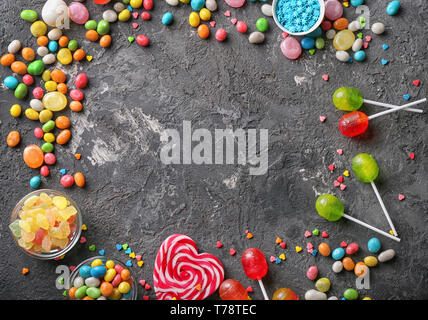 Telaio realizzato con caramelle colorate su sfondo grigio Foto Stock