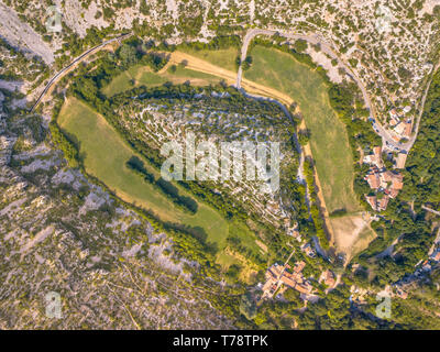 Antenna vista dall'alto in basso di Grand Sito di il circo di Navacelles in gole La Vis nelle Cevennes, Francia meridionale Foto Stock