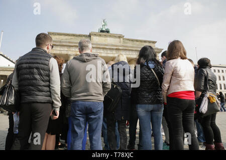 I turisti di fronte alla Porta di Brandeburgo, Berlino, Germania. Foto Stock