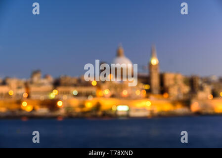 Classic vista da cartolina alla Basilica di Nostra Signora del Monte Carmelo e di San Paolo Pro-Cathedral. La Valletta, Malta. Cielo sereno, il tramonto. Sfocato Foto Stock