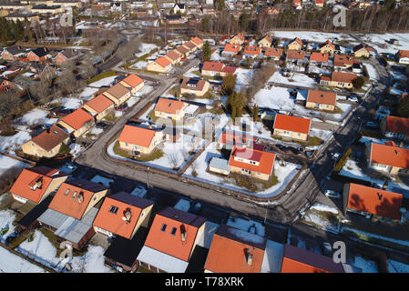 Sodertalje, Sverige - Marzo 24, 2018: vista aerea di singola famiglia di due edifici nel quartiere Barsta a Smedvagen street costruito durante il 1963. Foto Stock