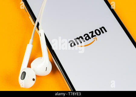 A Helsinki, Finlandia, 4 Maggio 2019: Amazon shopping icona applicazione su Apple iPhone schermo X close-up. Amazon shopping icona app. Amazon domin mobile Foto Stock