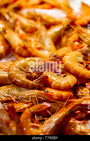 Primo piano dei freschi scampi di grandi dimensioni sul mercato Foto Stock