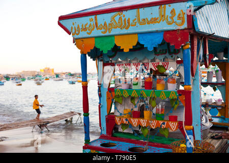 Vida en la playa de la Corniche o Avenida 26 de Julio, Ciudad de Alejandria, Egipto, Mar Mediterráneo Foto Stock