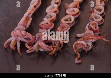 Calamari alla griglia combinata con salsicce, food festival tendenze nel centro di Giava, in Indonesia, precedendo il mese di digiuno 1440H al presente Foto Stock