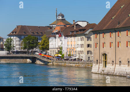 Solothurn, Svizzera - 10 Luglio 2016: edifici della parte storica della città di Soletta e il fiume Aare, vette delle Alpi del backgro Foto Stock