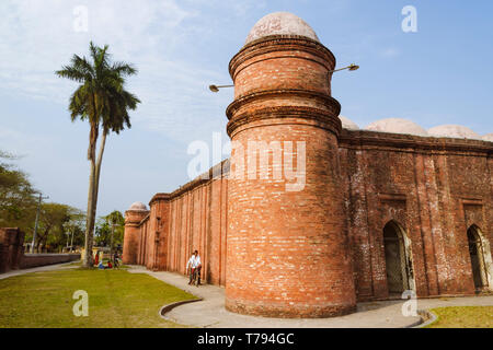 Bagerhat Sadar, Khulna Division, Bangladesh : Due uomini a piedi dai sessanta moschea a cupola o dice Gunbad Masjid nella città-moschea di Bagerhat, un XV sec. Foto Stock