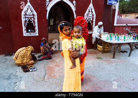Bagerhat Sadar, Khulna Division, Bangladesh : Pellegrini stand al di fuori del complesso della tomba di Khan Jahan Ali, fondatore nel xv secolo della moschea Foto Stock