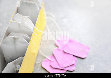 Scatola con bustine di tè sul tavolo Foto Stock