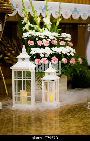 Christian detaill - decorazione della chiesa per matrimoni matrimonio cerimonia. Romantico concetto floreale. Foto Stock