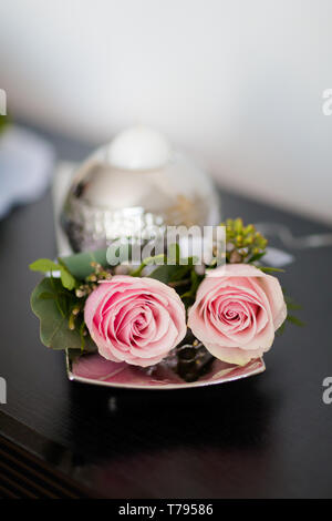 Bellissimo fiore stallieri dettaglio prima del matrimonio - romantico bouquet ad occhiello Foto Stock