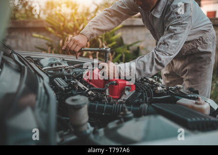 Auto controllo meccanico del veicolo numero di identificazione della  macchina usando un computer portatile collegato alla vettura di computer di  bordo Foto stock - Alamy