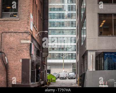 TORONTO, Canada - 13 novembre 2018: Dead End Street presso il fondo di grattacieli nel centro cittadino di Toronto, Ontario, Canada, nel CBD. con un dipendente h Foto Stock