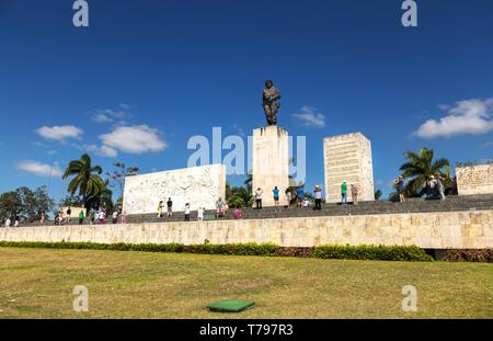 I turisti che visitano Memorial con scultura gigante e il Mausoleo di Ernesto Che Guevara, argentino eroe della Rivoluzione cubana, in Santa Clara Foto Stock