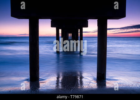 Sotto il molo, St. Augustine Beach Pier, Florida Foto Stock