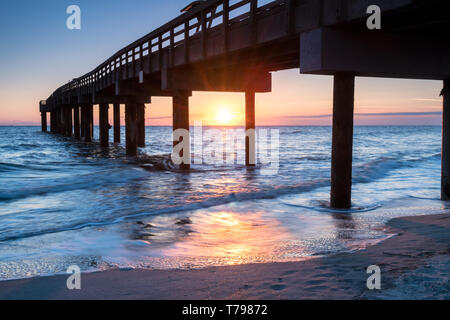 Sunrise a St. Augustine Beach Pier, Florida Foto Stock