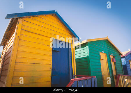 Muizenberg beach con colorate cabine in legno di Città del Capo in Sud Africa Foto Stock