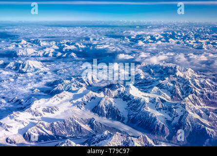 Nuvole di monsone appesa sopra Dhauladhar la gamma della montagna di lesser Himalaya, India. Essa sorge dalle pianure indiane a nord di Kangra & mandi. Foto Stock