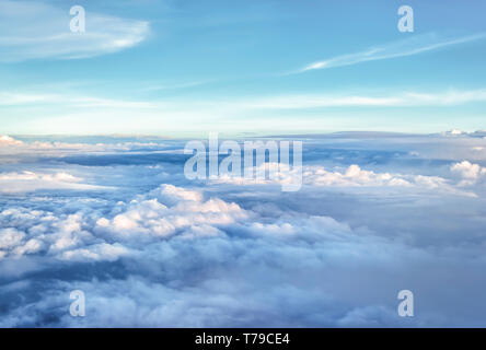 Vista aerea del monsone di nuvole sulla pianura di India. Preso da un piano che è stato sempre in salita dopo il decollo da New Delhi, India. Foto Stock