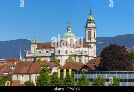 Solothurn, Svizzera - 10 Luglio 2016: edifici della parte storica della città di Soletta, torri di San Ursus cattedrale sopra di loro, vette Foto Stock