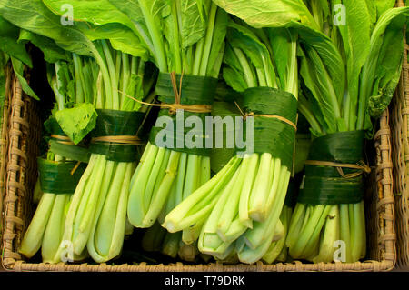 Close up foto di alcuni sedano (vegetale) avvolto e raggruppati in foglie di banano. Questa è una soluzione eccellente per sostituire degli imballaggi in plastica e reduc Foto Stock