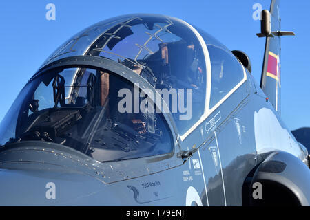 In prossimità della cabina di pilotaggio di un moderno jet fighter seduto sull'asfalto Foto Stock