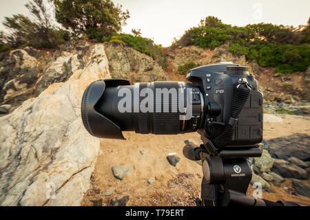 Paralia Gerakinis, Sithonia, Calcidica, Grecia - 29 Giugno 2014: la fotocamera Nikon D7100 è su un treppiede Vanguard Alta pro e un grande teleobiettivo Sigma 1 Foto Stock