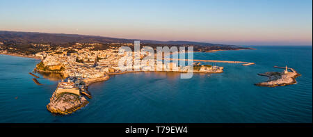 Sunrise antenna vista della città di Vieste e Chiesa di San Francesco in Puglia regione del sud-est Italia Foto Stock