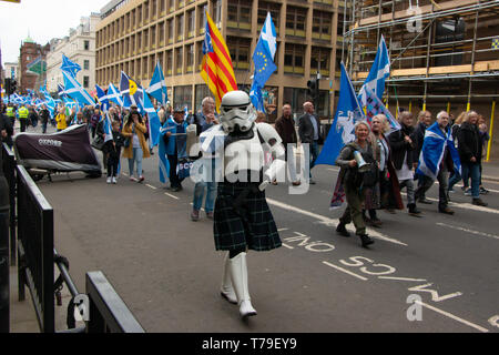 Un Scots-placcati Stormtrooper si unisce al pro-indipendenza marzo organizzata da tutti sotto uno striscione (AUOB), opportunamente) il 4 maggio 2019 (Star Wars giorno). Foto Stock