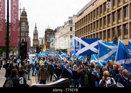 Il pro-indipendenza scozzese marzo organizzata da tutti sotto uno striscione (AUOB) prosegue il suo cammino attraverso George Square. Foto Stock