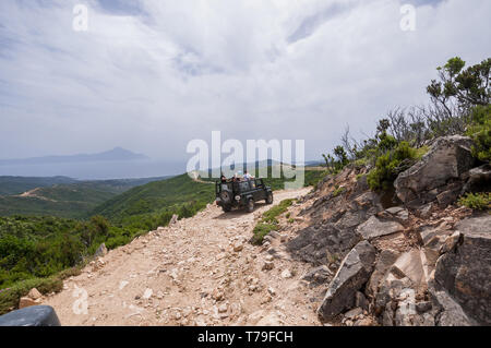 Sithonia, Calcidica, Grecia - 27 Giugno 2014: Offroad car Land Rover Defender 110 all'aperto Foto Stock