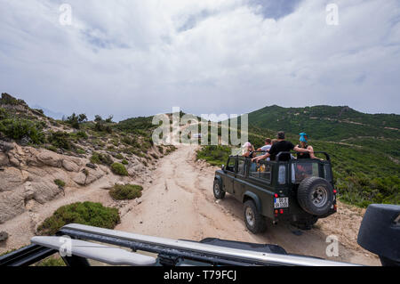 Sithonia, Calcidica, Grecia - 27 Giugno 2014: Offroad car Land Rover Defender 110 all'aperto Foto Stock