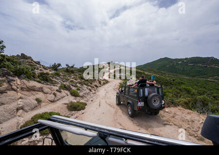 Sithonia, Calcidica, Grecia - 27 Giugno 2014: Offroad car Land Rover Defender 110 all'aperto Foto Stock