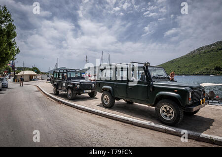 Sithonia, Calcidica, Grecia - 27 Giugno 2014: Offroad car Land Rover Defender 110 all'aperto Foto Stock