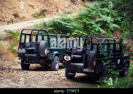 Sithonia, Calcidica, Grecia - 27 Giugno 2014: Offroad car Land Rover Defender 110 all'aperto Foto Stock