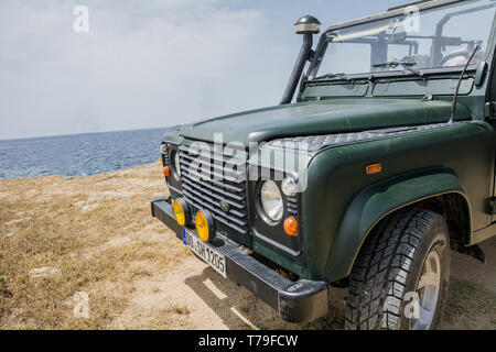 Sithonia, Calcidica, Grecia - 27 Giugno 2014: Offroad car Land Rover Defender 110 all'aperto Foto Stock