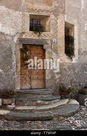 Combo: porta in legno di antica casa. [Ita] Combo: Vecchia casa porta di legno. Foto Stock