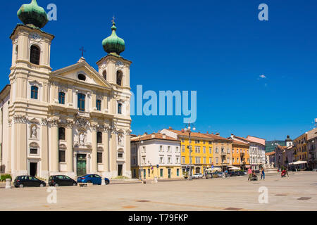 Gorizia, Italia - 20 aprile 2019. La gente a piedi intorno alla storica Piazza Della Vittoria nel nord est della città italiana di Gorizia in Friuli Ven Foto Stock